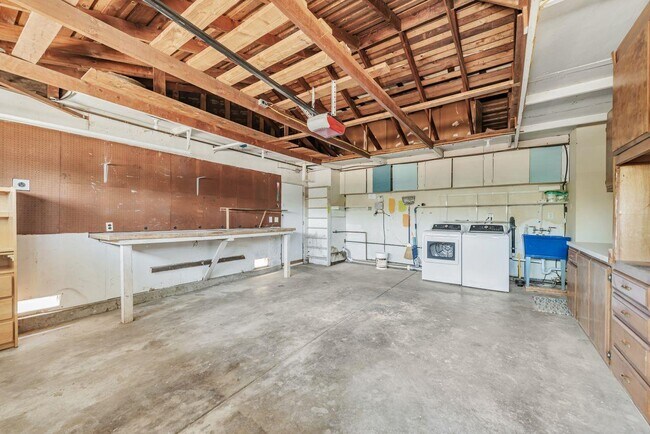Building Photo - 939 Poplar Ave