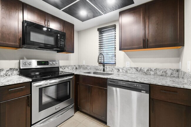 Building Photo - 1631 SE Green Acres Cir