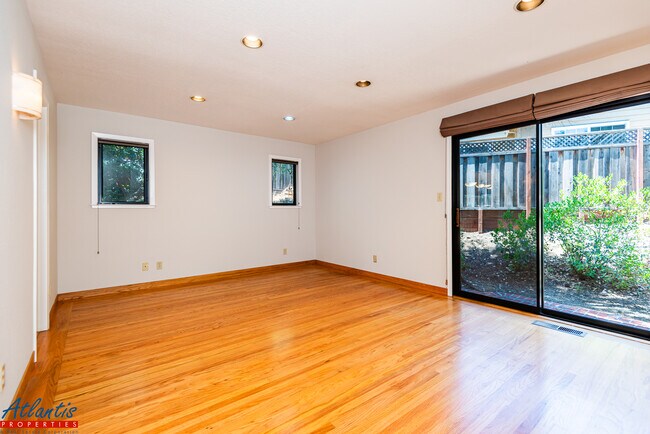 Building Photo - 820 Miranda Green St