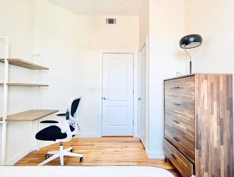 Building Photo - Furnished room/NOT APARTMENT