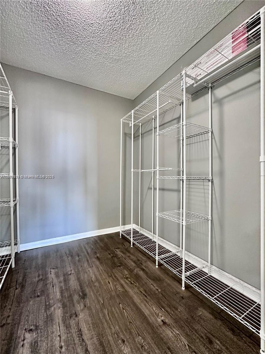 Building Photo - 2500 Parkview Dr