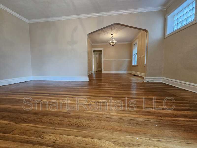 Building Photo - 5065 Lindenwood Ave