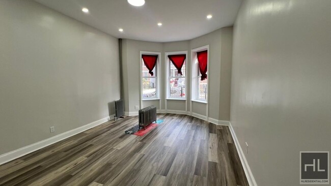 Building Photo - FRESHLY GUT RENOVATED LARGE 4 BEDROOMS /2 ...