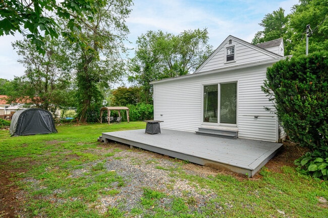 Building Photo - 19 Longview Ave