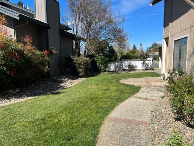 Building Photo - Nice pocket home with two fireplaces. Gardening service is included.