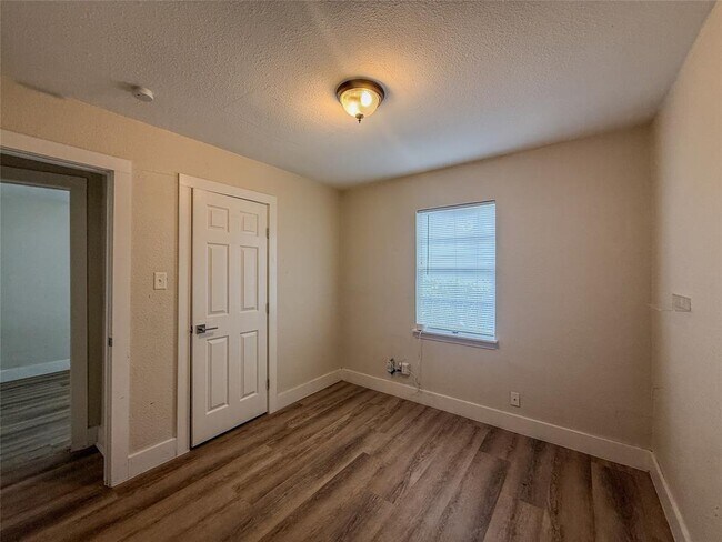 Building Photo - 1412 Vargas Rd