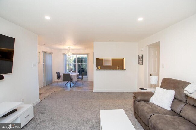 Building Photo - 33 Dogwood Ln