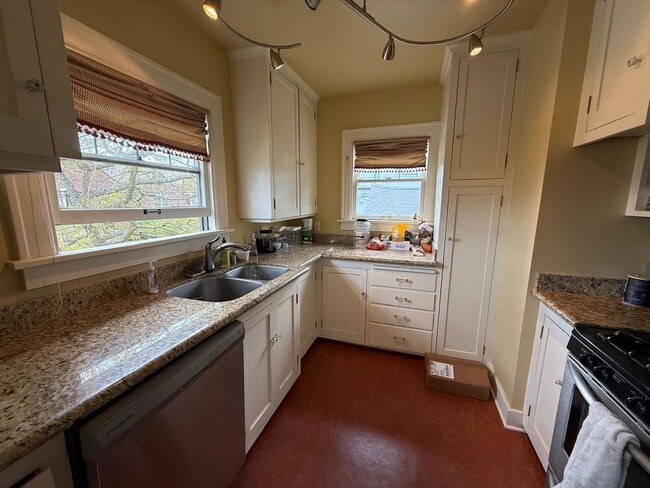 Building Photo - 1 Bed 1 Bath Top Floor Wallingford Condo!