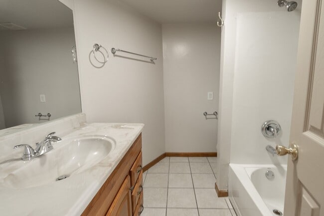 Building Photo - 5 Bed 2 Bath House