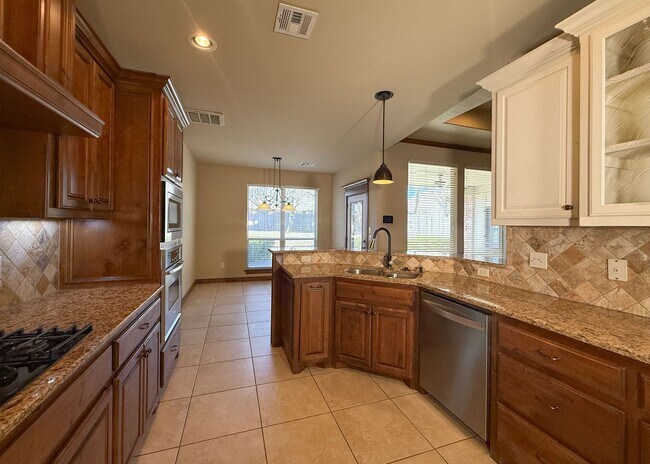 Building Photo - 3 Bed, 2.5 Bath Home in Oxford Park – Open Layout & Tall Ceilings