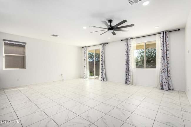 Building Photo - 665 E Rojo Way