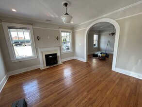 Building Photo - **Charming 1920s Single-Family Home with Private Parking in the Heart of Charleston**