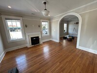 Building Photo - **Charming 1920s Single-Family Home with Private Parking in the Heart of Charleston**
