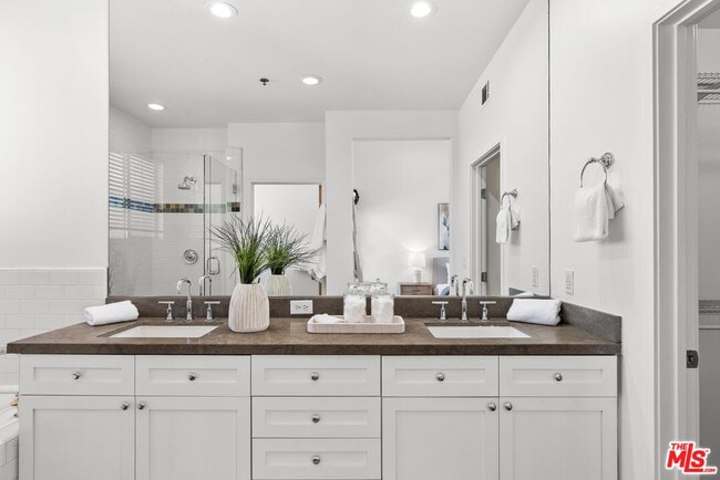 Building Photo - 5350 Playa Vista Dr