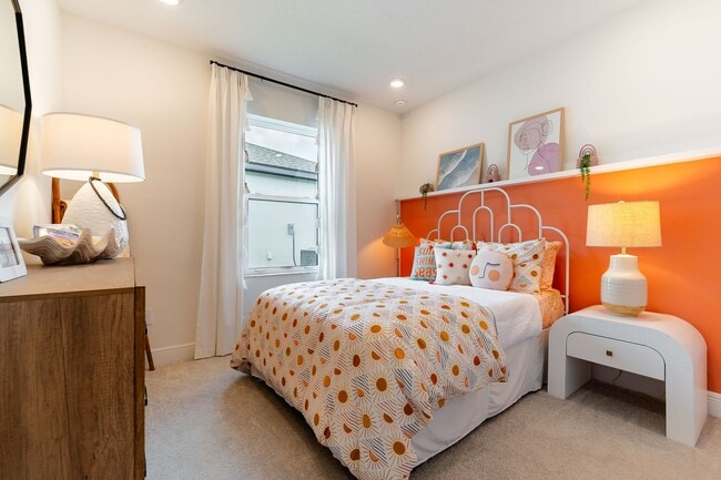 Building Photo - A Luxuriously Furnished 3-Bed, 2-Bath Mode...