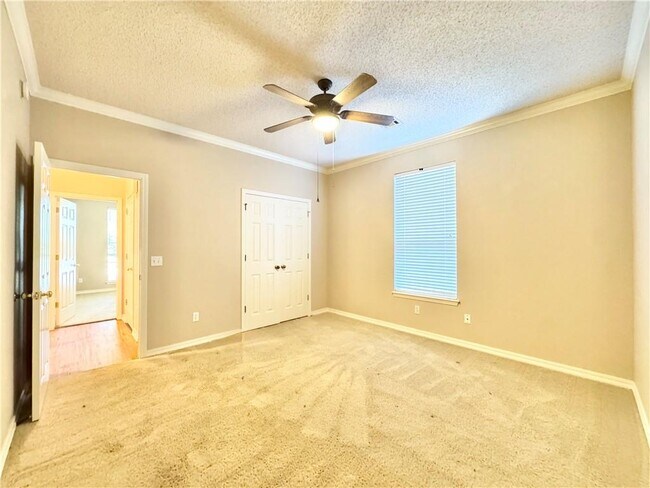 Building Photo - 3211 Dogwood View