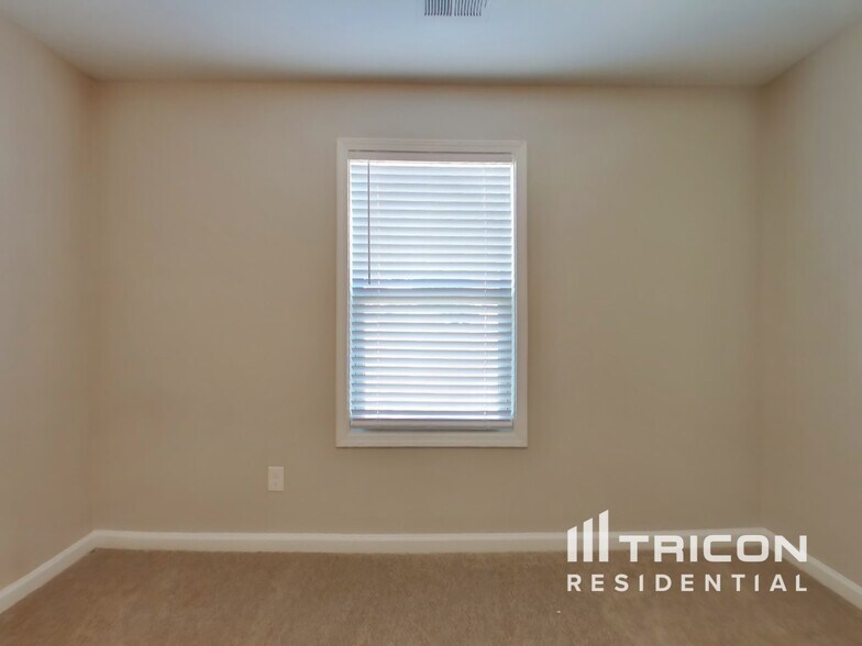 Building Photo - 652 Amberwood Dr