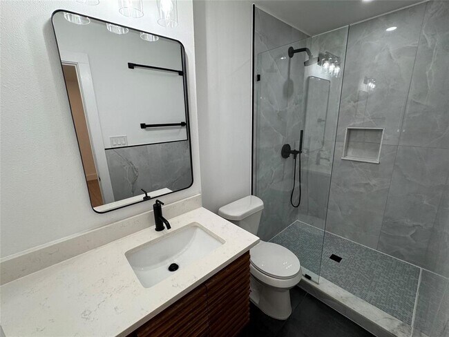 Building Photo - 5805 N Hampton Dr