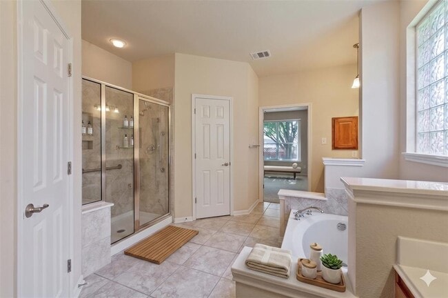 Building Photo - 2405 Speidel Dr