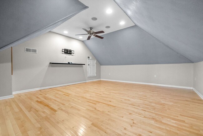 Building Photo - Pet Friendly Three Bedroom with Bonus!