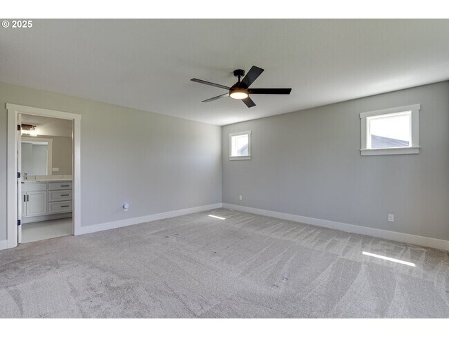 Building Photo - 10902 NE 119th Pl