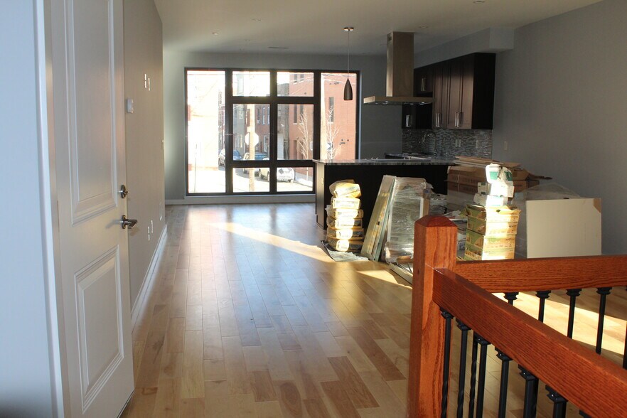 Floor to Ceiling Windows - 708 N 19th St