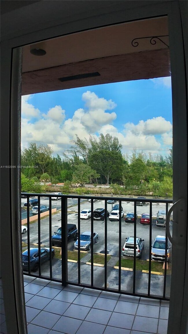 Building Photo - 325 NW 72nd Ave