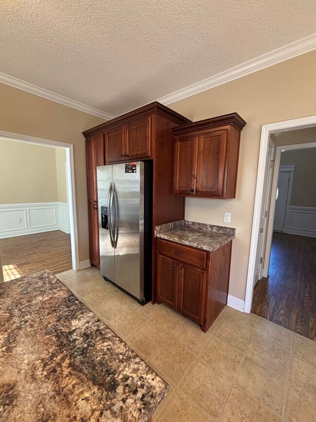 Building Photo - AVAILABLE NOW!