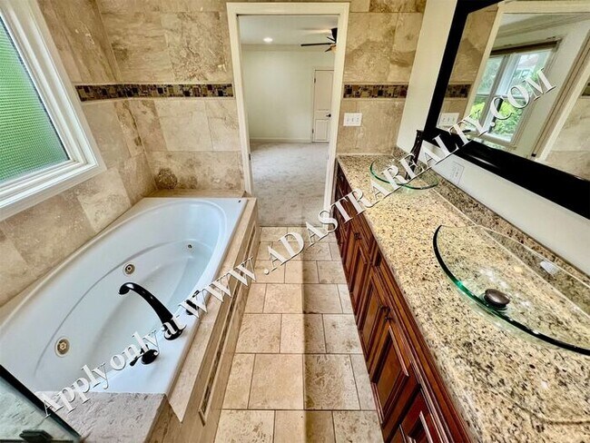 Building Photo - Beautiful 4 Bed 3.5 Bath Home in Fairway-Available NOW!!