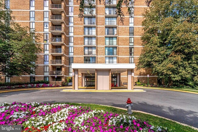 Building Photo - 2300 Pimmit Dr