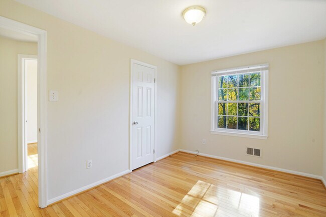 Building Photo - 4339 Cedarlake Ct