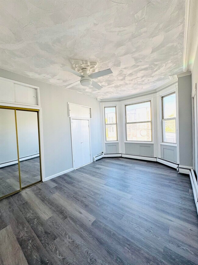 Building Photo - 527 12th St