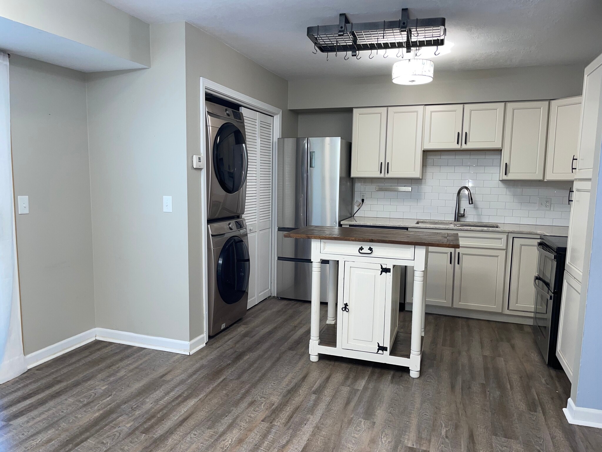 Kitchen with laundry - 1010 Country Club Rd