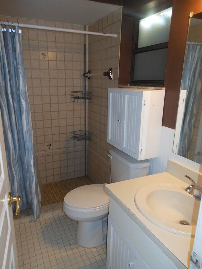 Building Photo - CHARMING 2 BEDROOM POOL HOME IN THE HEART OF JENSEN BEACH