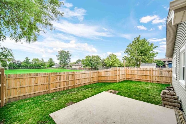 Building Photo - 9215 Fox Ct