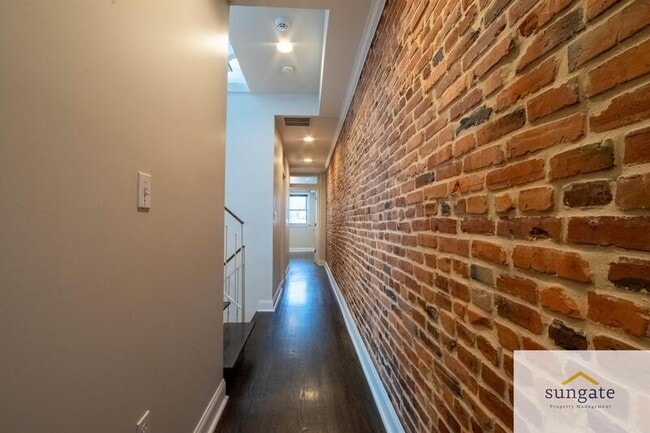 Building Photo - 509 S Curley St