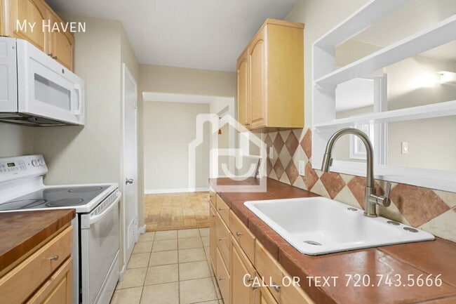 Building Photo - 3032 S Glencoe St