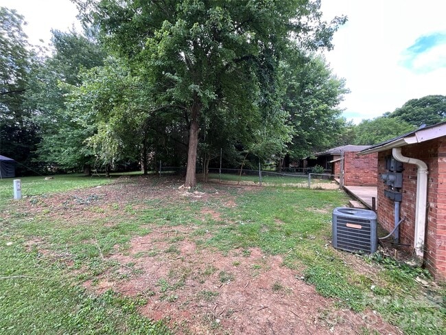 Building Photo - 4928 Malibu Dr