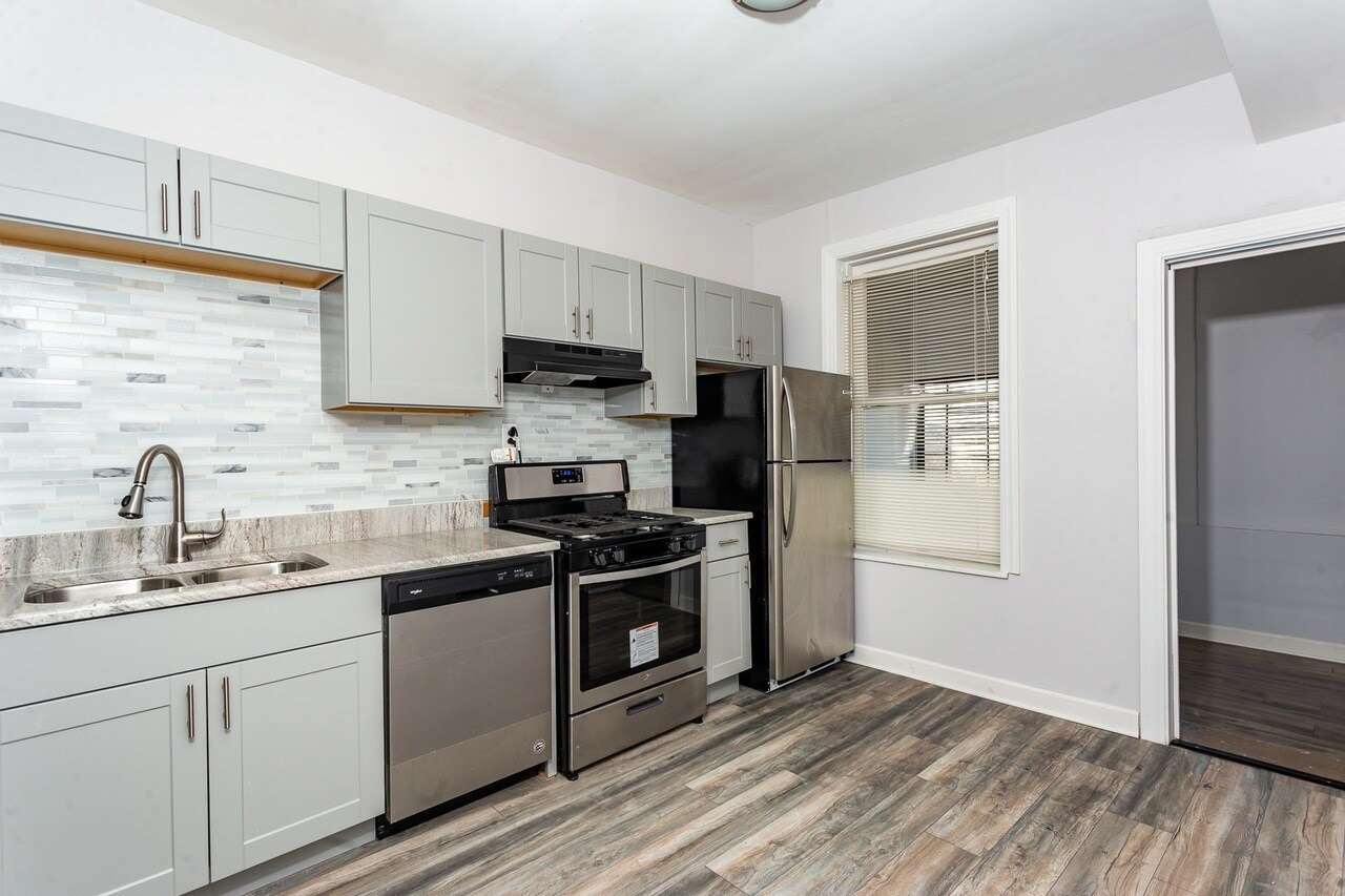 Building Photo - 1427 E 69th Pl