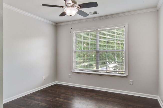 Building Photo - 207 N Pembroke Dr
