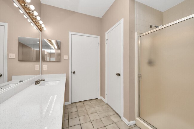 Building Photo - 3218 Holly Hall St