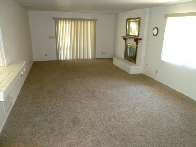Building Photo - Immaculate Home