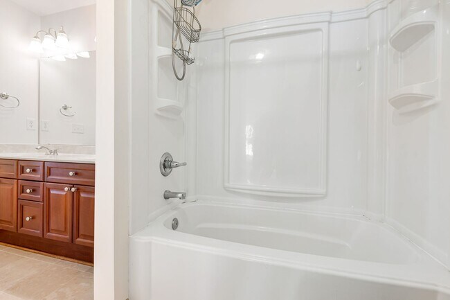 Building Photo - Exceptional 5-Bedroom Residence in the Hea...