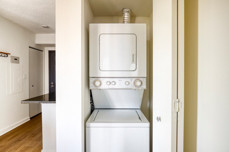 Building Photo - 4650 Washington Blvd