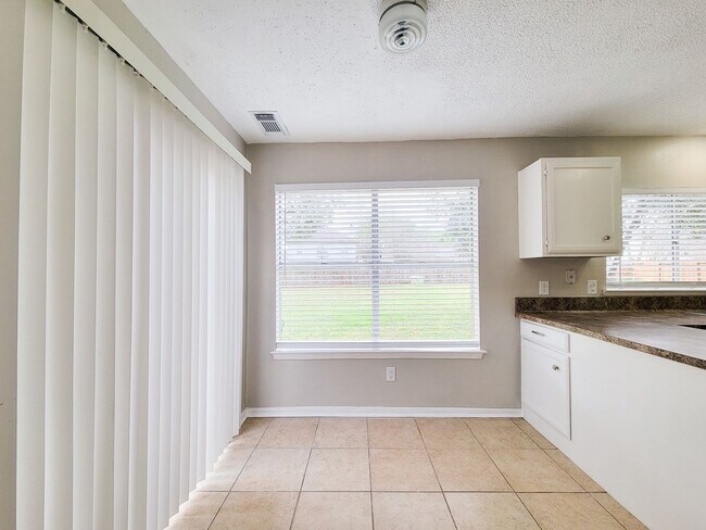 Building Photo - Welcome home to a bright & spacious retreat in sought-after Steeplechase where comfort, function ...