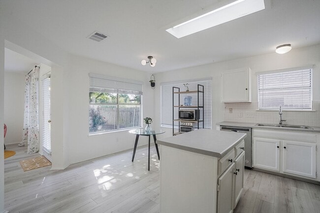 Building Photo - 14817 Single Trce