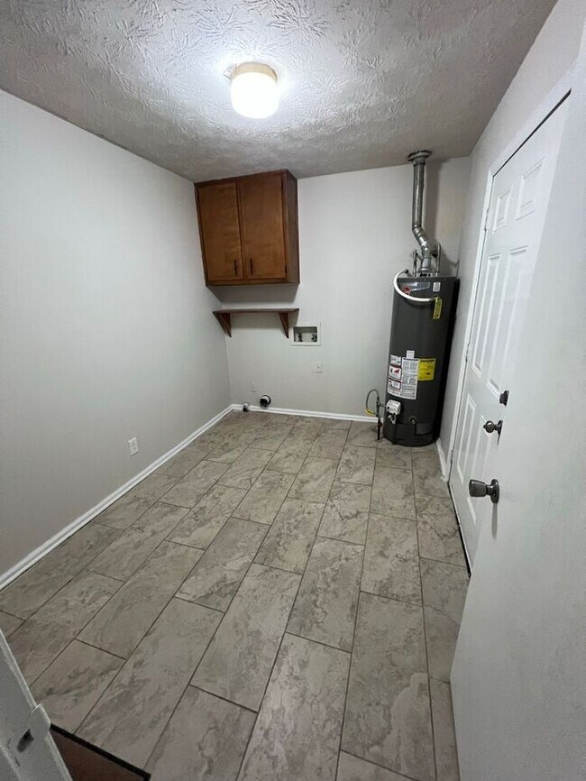 Building Photo - READY NOW!!!! 3 bed 2 bath!