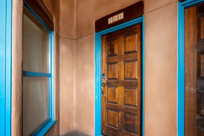 Building Photo - Inviting Studio in the Heart of Downtown S...