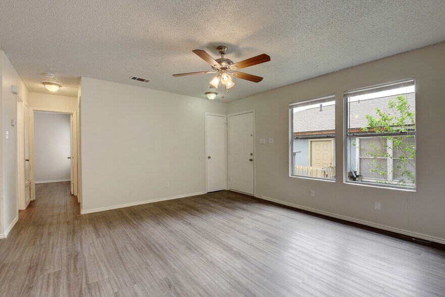 Building Photo - 5303 Spring Meadow Rd
