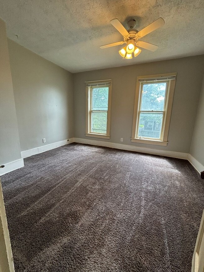 Building Photo - 3 bedroom, 1 bath apartment in Cedar Falls